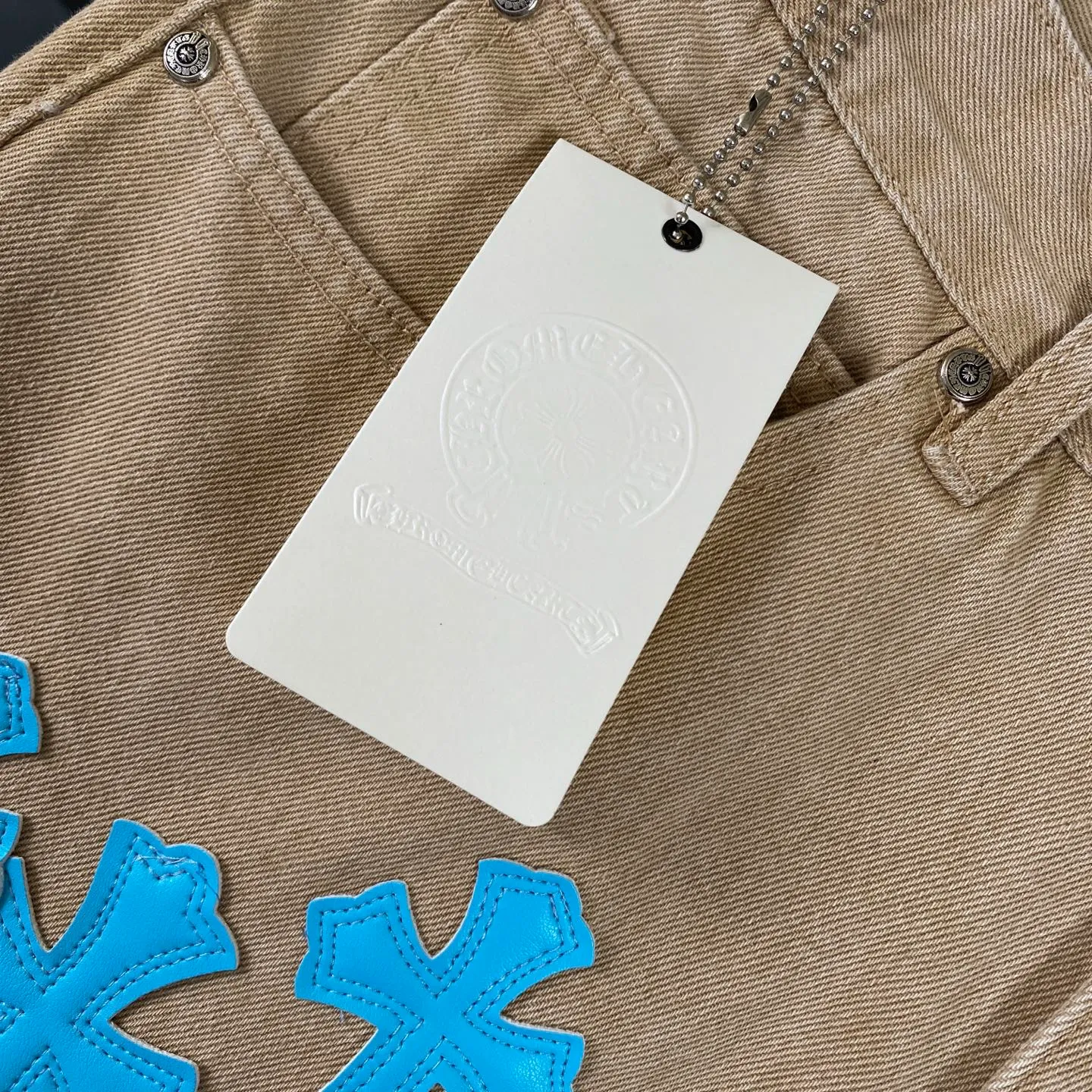 P240 CH Chromehearts Miami-limited fluorescent blue cross-patched khaki jeans, priced at 34W, patched with cross-patterns, washed jeans! ! An absolutely high-end luxury product, a 1.9W-level god-level single product, a super popular product, made by top heavy industry, a magic weapon that cannot be missed! [About Zangyin] This is an extremely luxurious fashion brand that can also be called the aristocracy of the high street. It has always been an exclusive brand for some hipsters or rich second generations. Compared with ordinary high streets, it is more luxurious and noble. Compared with luxury brands, it is more fashionable and individual. It has always been a brand that I have a special liking for. [Top heavy industry fashion design] Consistently high-street luxury style. Speaking of this style, the Zangyin family and GU family are definitely the leading representative brands. Especially the Zangyin family has really achieved a state-of-the-art effect in creating high-street style. The unique washed material is used to create this style. The color system is already quite eye-catching. After it is decorated with patchwork cross flowers, it cleverly highlights the charm of the brand. Secondly, this style uses classic The high-waist cutting design highlights the long legs and fashionable temperament of the upper body. The brand is highly recognizable and the slim fit configuration is more suitable for daily wear. It is a product that interprets personality, fashion, and specifications at a glance. This single product is enough to make any fan excited. It can be a white T-shirt for a youthful college style, or a tight suspender for a royal style. It has strong matching ability and can be easily controlled by men.  [Materials and craftsmanship] Needless to say, this point goes without saying. As an excellent craftsman brand, Zangyin’s requirements for details and craftsmanship are really perfect. The washed color of this model has gone through so many processes, not to mention the embellishment of denim appliques. It is also purely hand-made and sewn. Just like what they believe in, only hand-made things have soul and have the meaning of wear. A top-notch heavy-duty fashionable denim item, I look forward to your perfect interpretation! !  Color: Khaki Size: 28-34